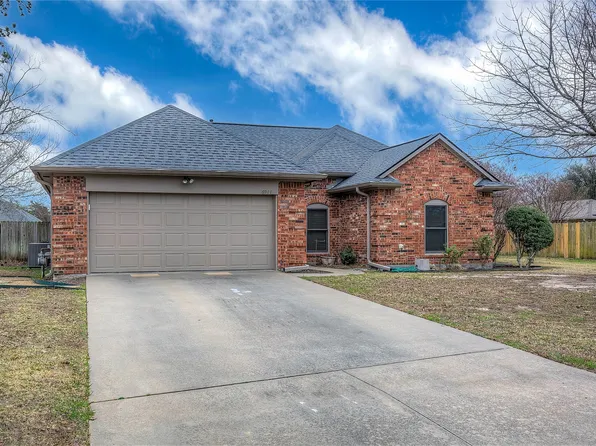 6911 Gold St, Greenville, TX 75402