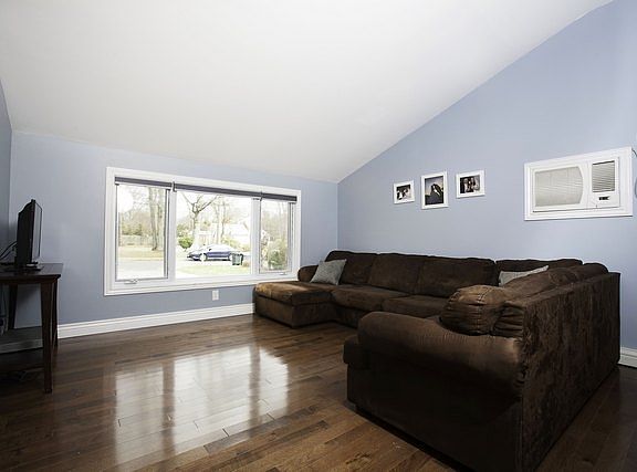 2nd image of 204 Holly Ln