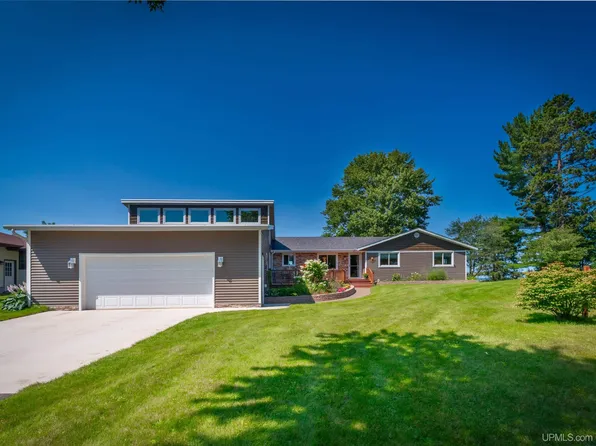 737 Lakewood Ln, Marquette, MI 49855