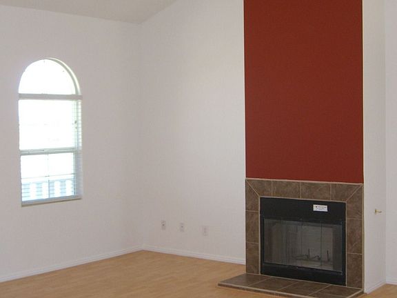 Dramatic 23' Vaulted Ceiling!