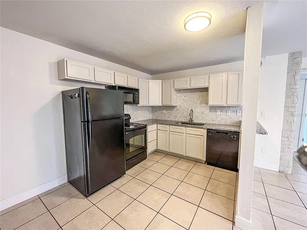21026 Voyager Blvd — Photo 4