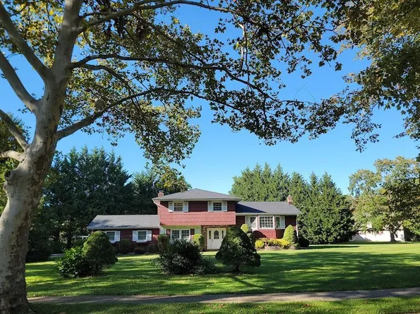 14 Woodcrest Cir, Monroe Township, NJ 08831