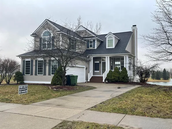 1262 Fountain View Ln, Oxford, MI 48371