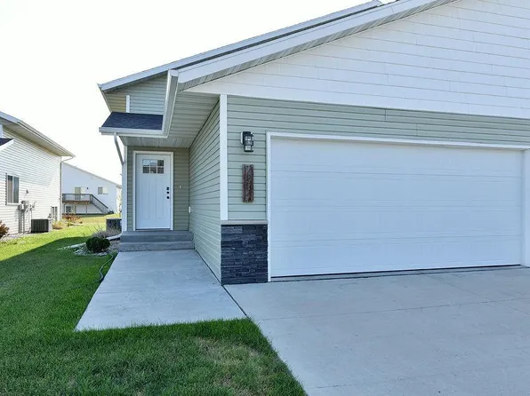 7284 30th St S, Fargo, ND 58104