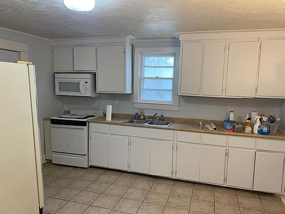 2nd image of 1129 Main St
