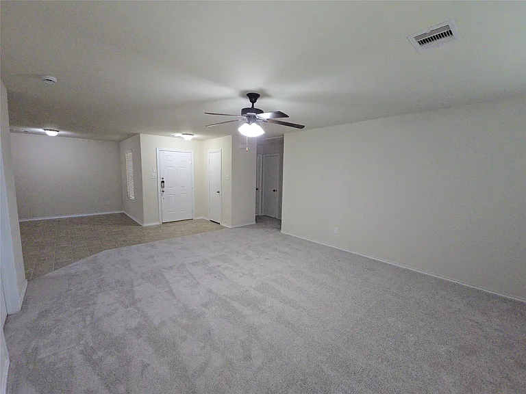 810 Lightningbug Ln — Photo 2