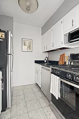 4th image of 301 E 45th St APT 19F
