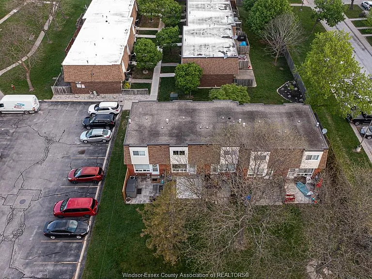 5486 Lassaline Ave — Photo 36