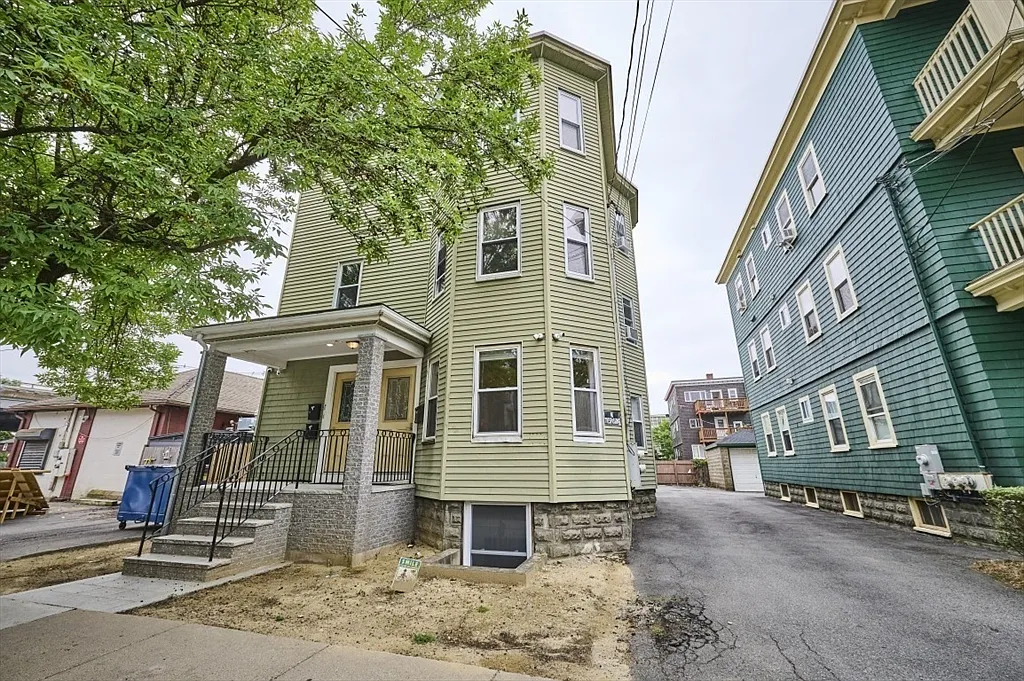3 bed, 1.0 bath, 1100 sqft, $3,000 — Photo 1