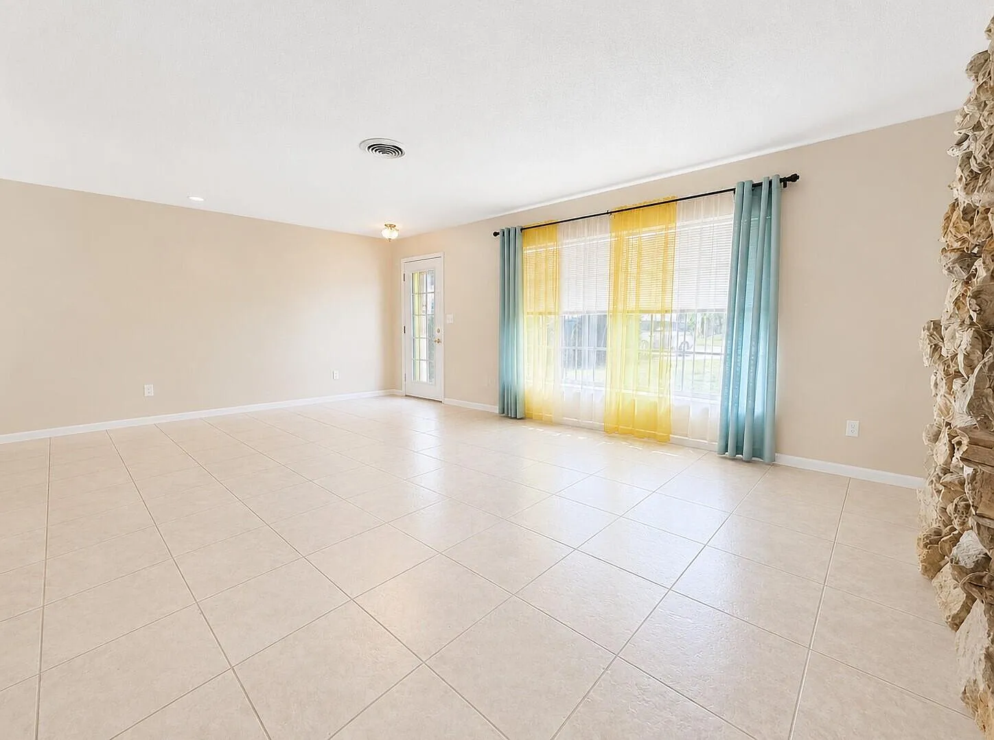 3 bed, 2.0 bath, 1469 sqft, $2,600 — Photo 4