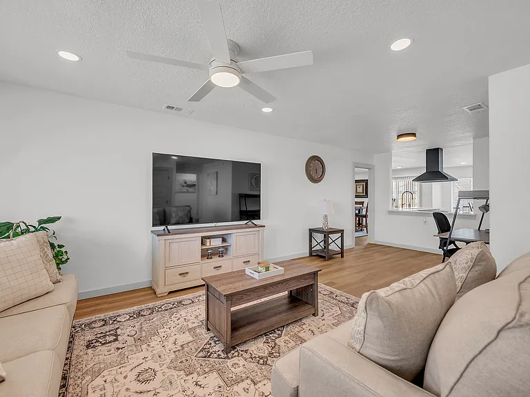 2204 Delwin Cir — Photo 3
