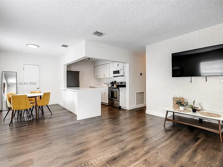 6375 SW 41st St — Photo 2