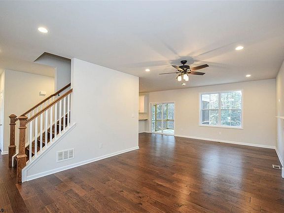 4th image of 327 Upland Ave