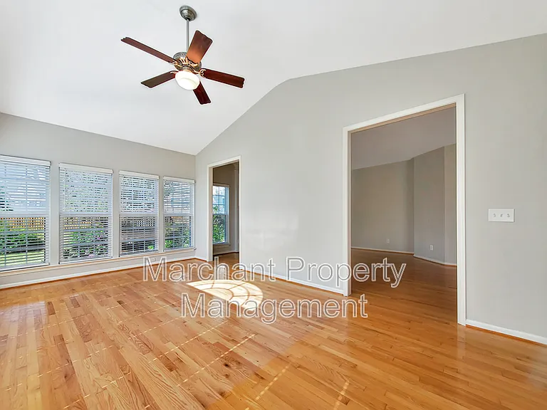 15 Silverthorn Ct — Photo 21