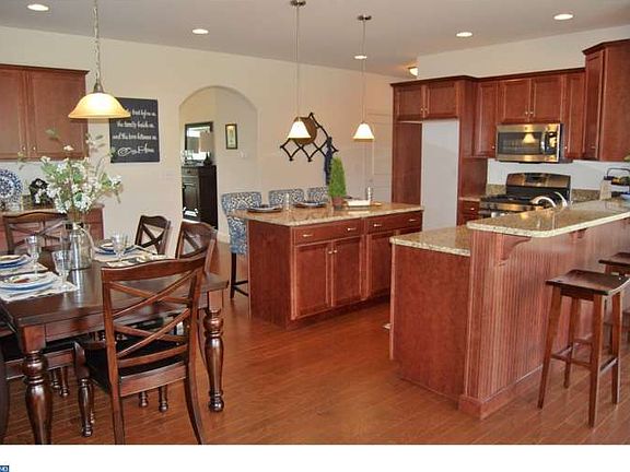 5th image of 405 Commonwealth Dr
