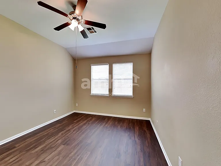 2324 Shady Tree Ln — Photo 9