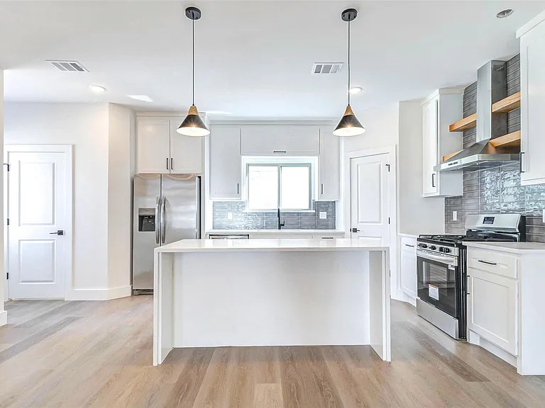 5638 Dolores St — Photo 11