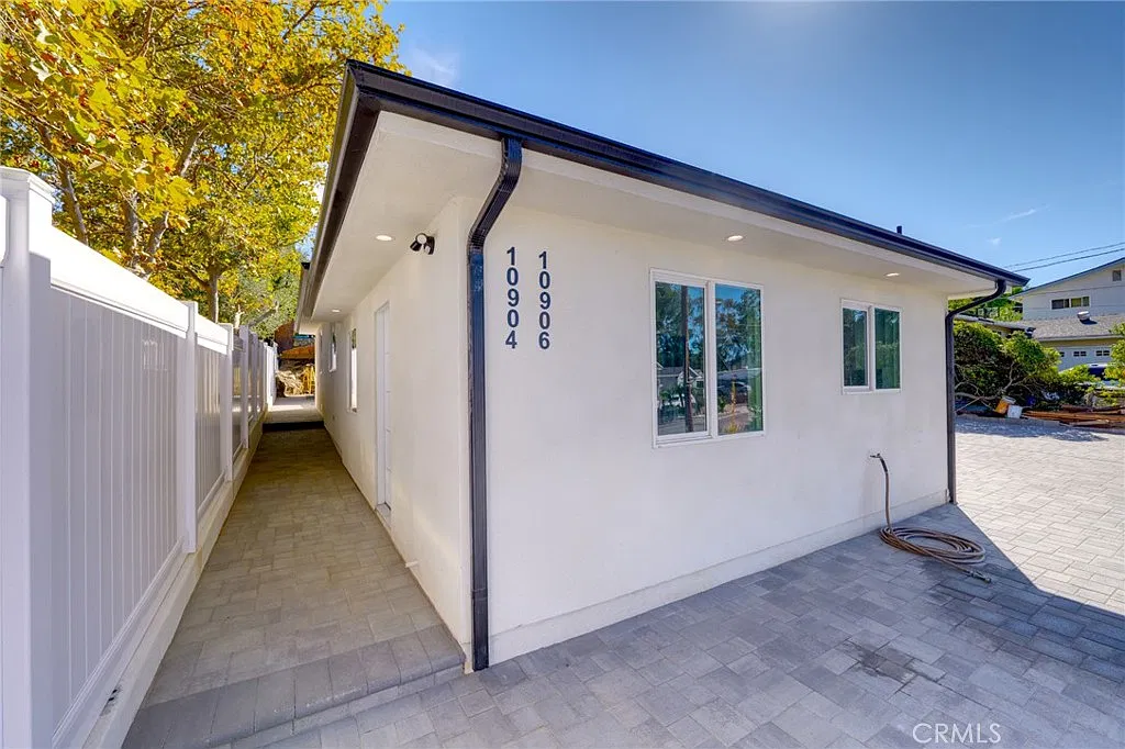 1 bed, 390 sqft, $2,200 — Photo 3