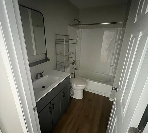 4th image of 902 Elm St #902
