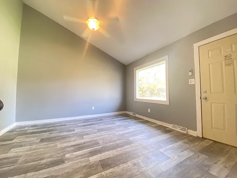 5559 Aspen Ave — Photo 2