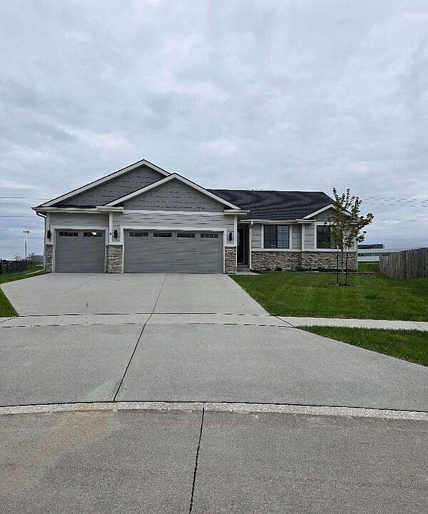 1st image of 300 SE Red Fern Dr