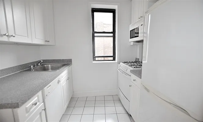 Rented by Manhattan Realty Group | media 10