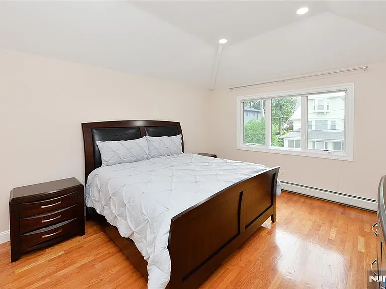 1056 Edgewood Ln — Photo 23