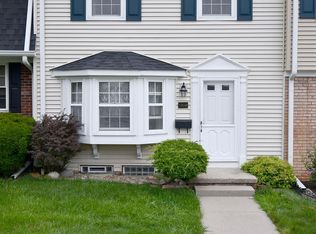 19648 Aqueduct Ct, Northville, MI 48167