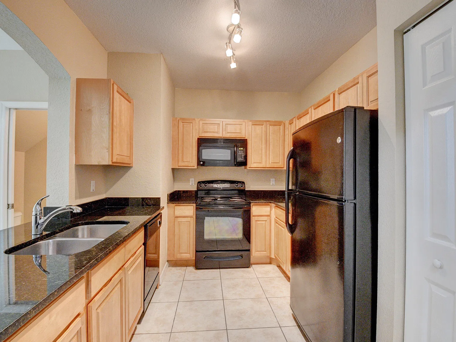 3 bed, 2.5 bath, 1498 sqft, $2,500 — Photo 2