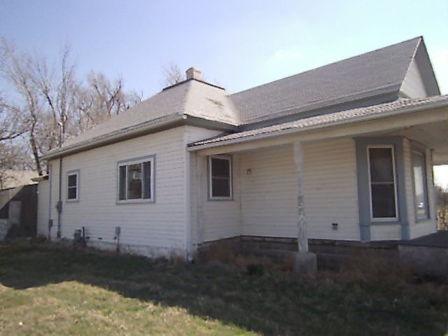 1st image of 110 E Railroad Ave