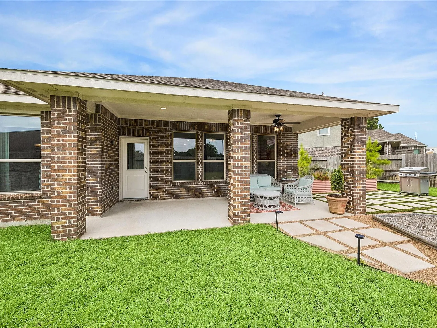 3 bed, 2.5 bath, 2155 sqft, $2,500 — Photo 2