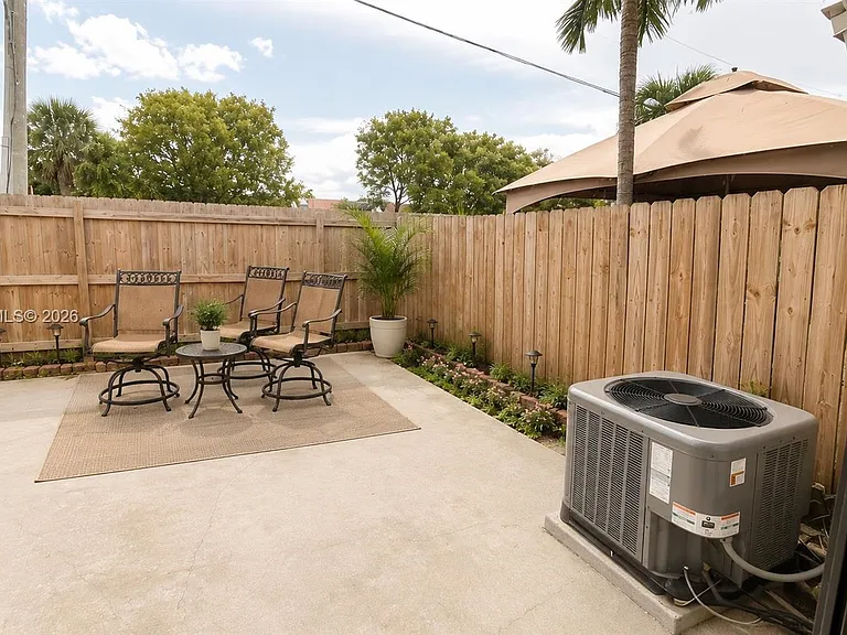 10900 NW 7th St #101 — Photo 4