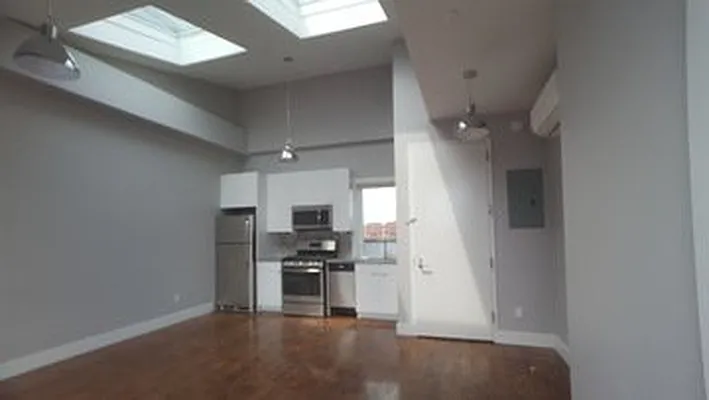 Rented by Evergreen Apartments BK | media 12