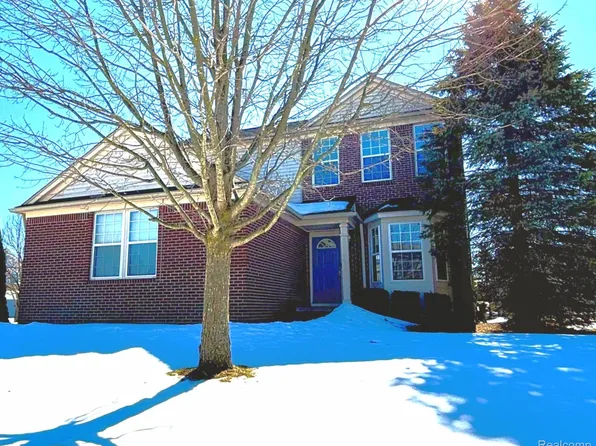 855 Canyon Creek Dr, Holly, MI 48442