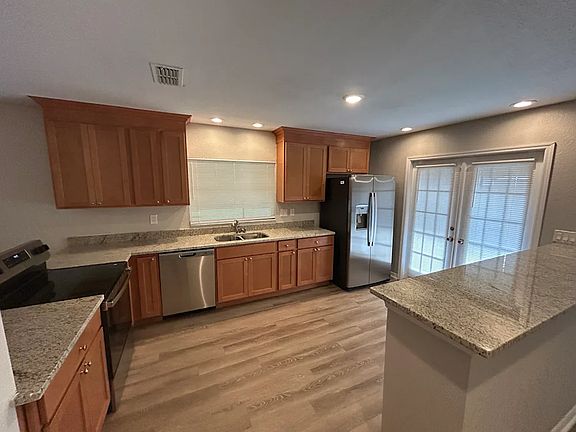 5th image of 518 Oak Creek Dr