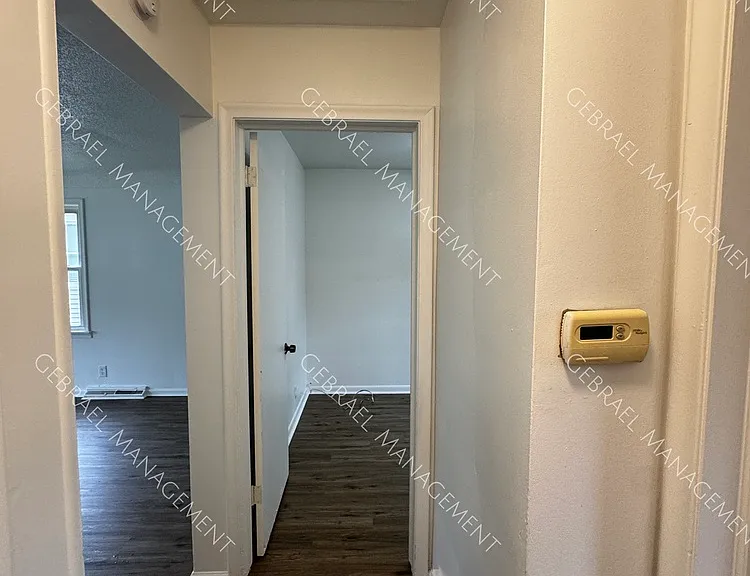 1221 Barney Ave — Photo 11