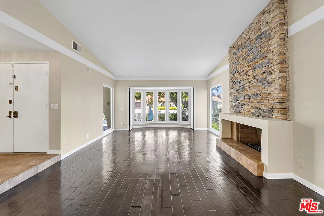 3 bed, 2.0 bath, 2063 sqft, $6,500 — Photo 3