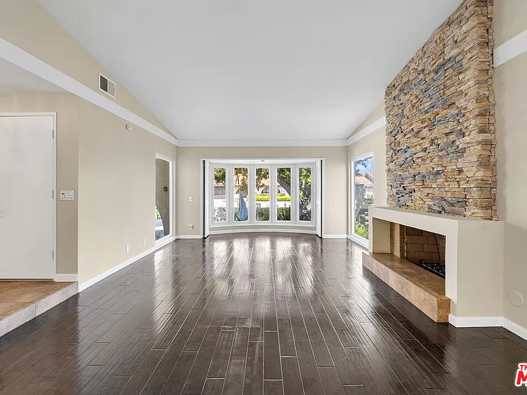 26572 Academy Dr — Photo 3