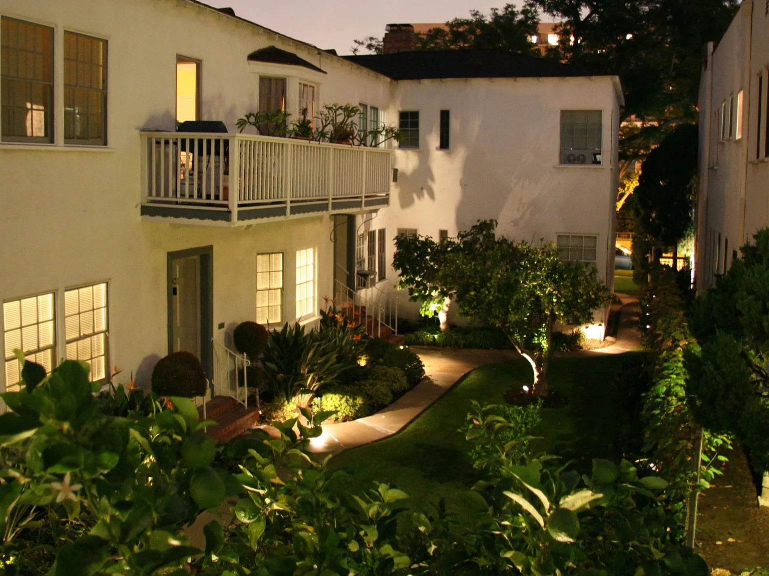 2 bed, 1000 sqft, $3,300 — Photo 3