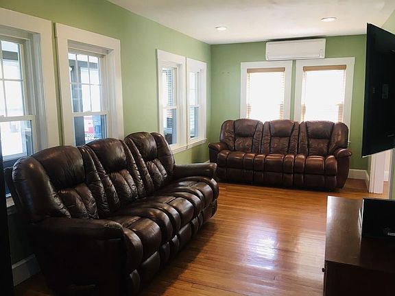 3rd image of 114 Mill St
