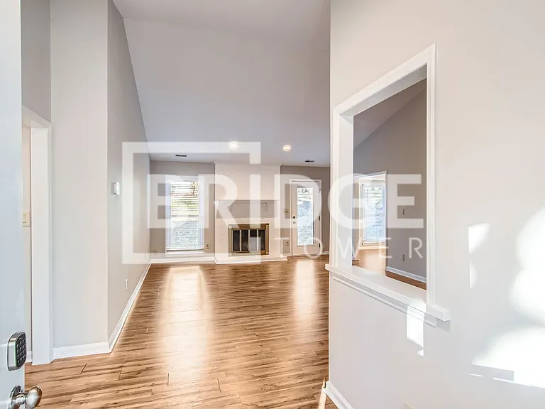 7201 Canyon Dr — Photo 2