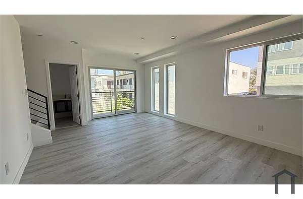Building Photo - 4642 Saint Elmo Dr