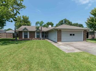207 Meadowcrest St, Bridge City, TX 77611