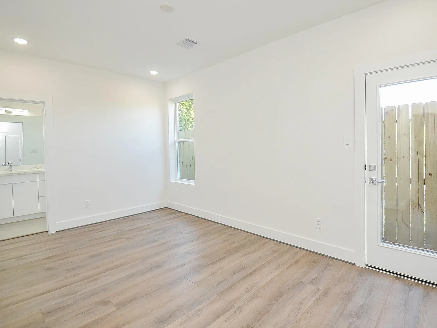3 bed, 3.5 bath, 2111 sqft, $3,500 — Photo 4