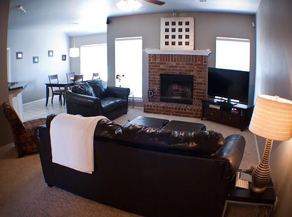 Living Room w/ Gas/Log Fireplace