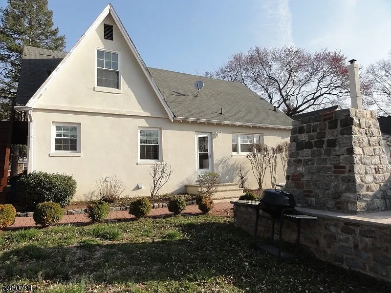 45 Lakeside Dr