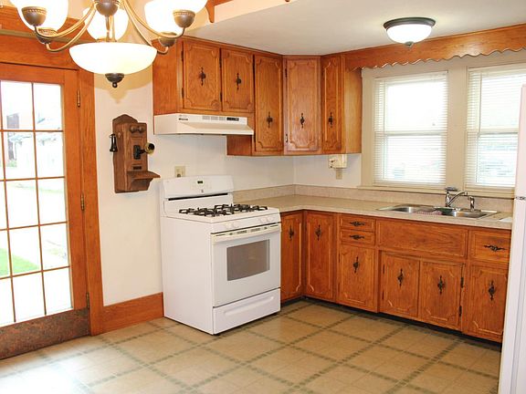 5th image of 131 Ashford Ave