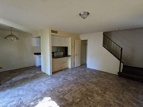3rd image of 6747 W Devonshire Ave
