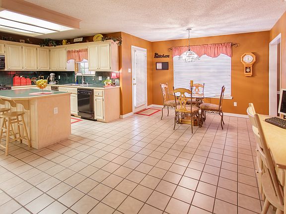 3rd image of 707 Jenny Wren St