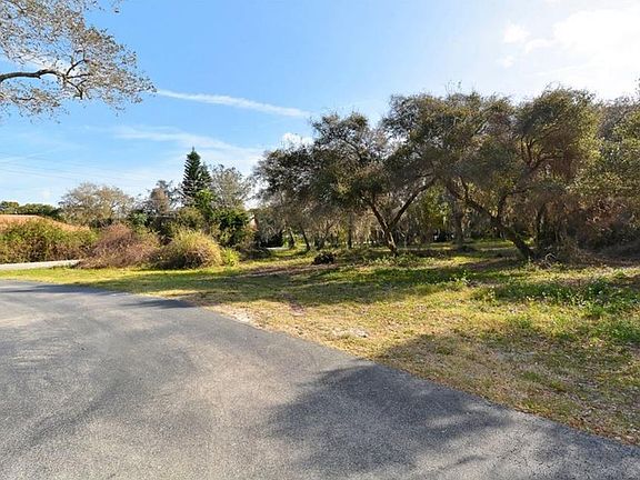 5th image of 1098 Laurel Woods Dr
